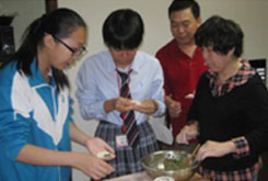 日本高中生與Homestay家庭一起包餃子